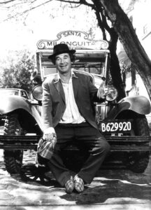 "Minguito" apoyado en su auto llamado la "Santa Milonguita" una camioneta Chevrolet modelo 1928.