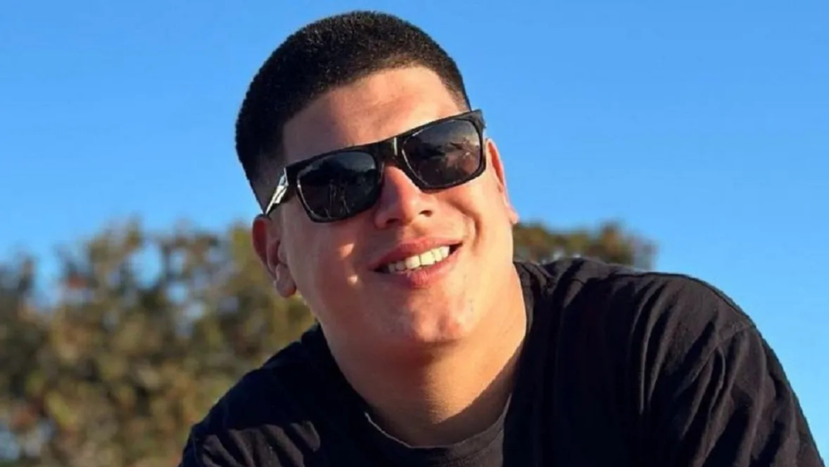 El estado de salud de Thiago Medina continúa siendo crítico, generando preocupación entre familiares, amigos y seguidores. La familia del ex Gran Hermano solicitó respeto y aclaró que solo se difundirá información oficial emitida por el Ministerio de Salud de la provincia de Buenos Aires. Mientras tanto, algunos allegados rompieron el silencio y compartieron detalles hasta ahora desconocidos sobre la situación del joven. Romina Uhrig fue una de las personas que ofreció información sobre el delicado cuadro de Thiago. Según relató, el ex participante de reality sufrió ocho costillas fracturadas, algunas de ellas astilladas, lo que provocó también la perforación de un pulmón. "Lo que le dijeron a Dani los médicos es que apenas mejore un poco hay que operar porque tener todo eso dentro del cuerpo es peligroso, es como tener pedacitos de vidrio", detalló Romina, subrayando la urgencia de la intervención quirúrgica. El desafío no termina con la cirugía, ya que durante el tiempo previo es imprescindible vigilar cualquier complicación derivada de las costillas fracturadas. Pese a la gravedad, la familia confía en la fortaleza de Thiago para superar esta etapa. "Es recontra fuerte la verdad. Hoy nos dijeron los médicos que sigue todo igual, lo que es positivo porque no empeoró", comentó uno de sus allegados, destacando la resistencia y la voluntad del joven de salir adelante. Por su parte, Daniela Celis, ex pareja de Thiago y madre de sus gemelas, compartió un conmovedor momento con Intrusos. Reveló que consultó a Raúl Argarañaz, testigo del accidente, sobre el estado emocional de Thiago. "Yo necesitaba saber si él estaba entregado, si se quería ir con su mamá que es su ángel. Raúl me dijo que no, que todo el tiempo repetía que no se quería morir, que tenía dos hijas", relató entre lágrimas. Actualmente, Daniela permanece al lado de Thiago y pide a todos que continúen rezando por su pronta recuperación.