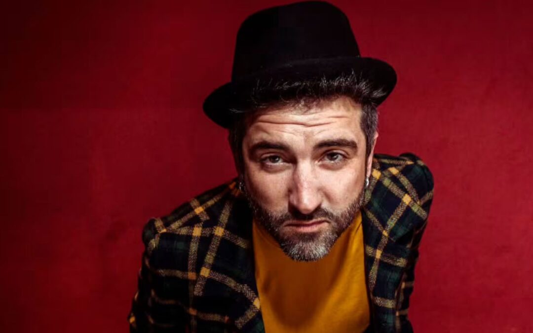Investigan a un psicólogo influencer por acoso tras una escandalosa frase