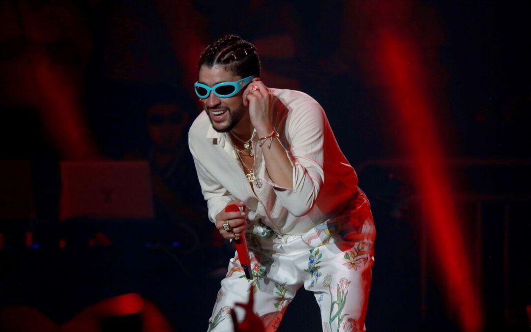 Lluvia y susto en México: Bad Bunny se cayó en pleno concierto