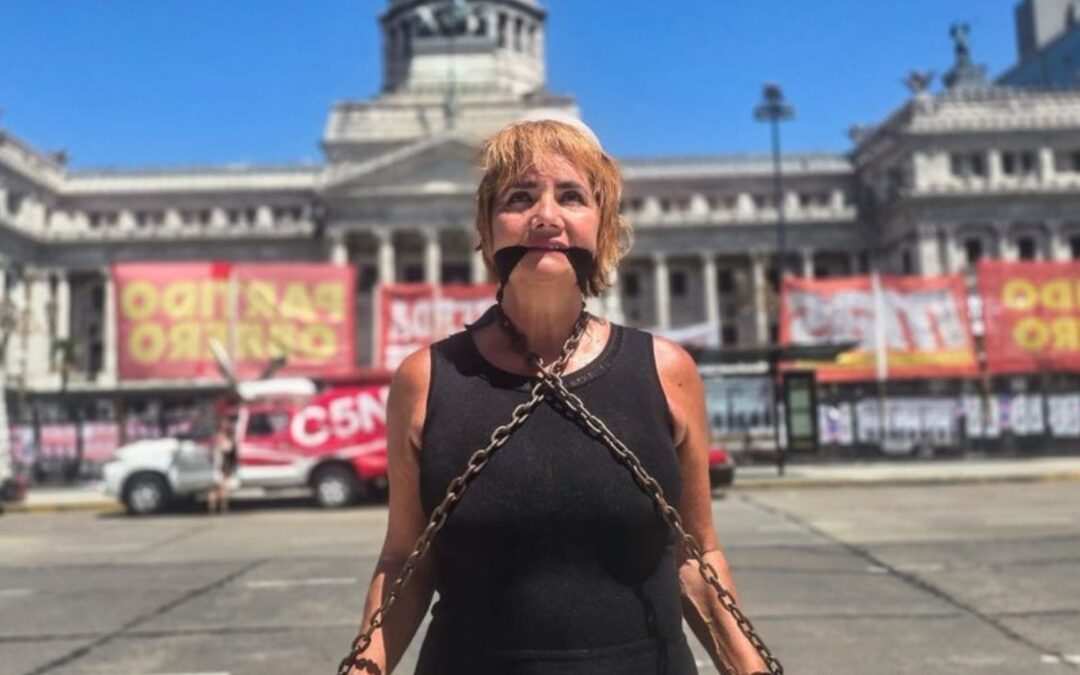 Nancy Pazos se encadenó en el Congreso contra la reforma laboral