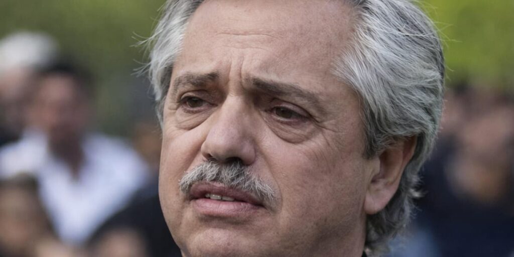 Alberto Fernández mirando al frente