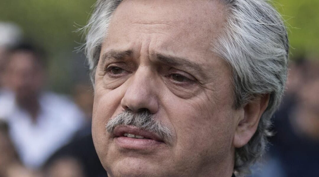 Acusan a Alberto Fernández de haber tenido un incómodo “problemita” en un vivo de Instagram