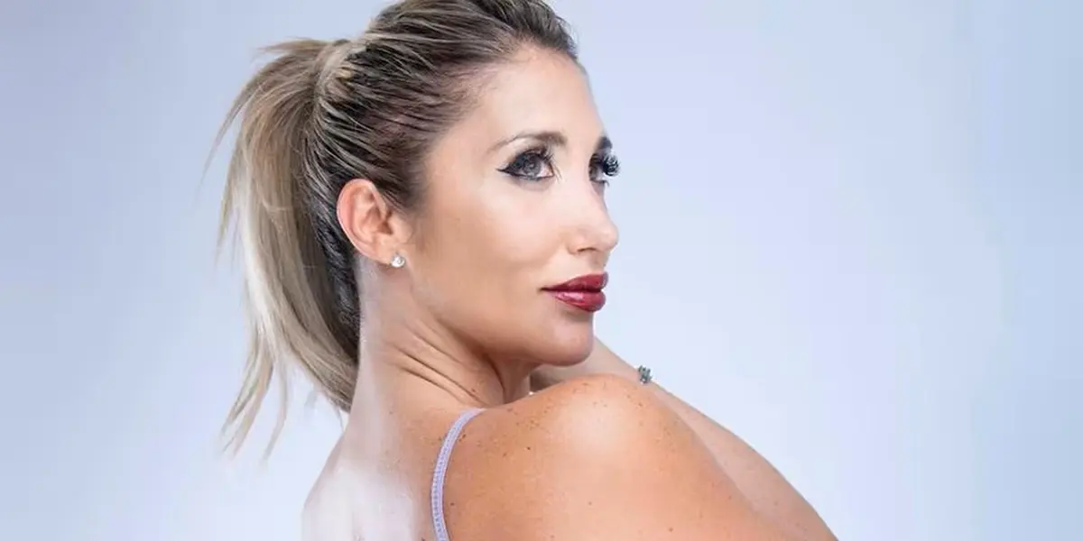 Ayelén Paleo de espaldas