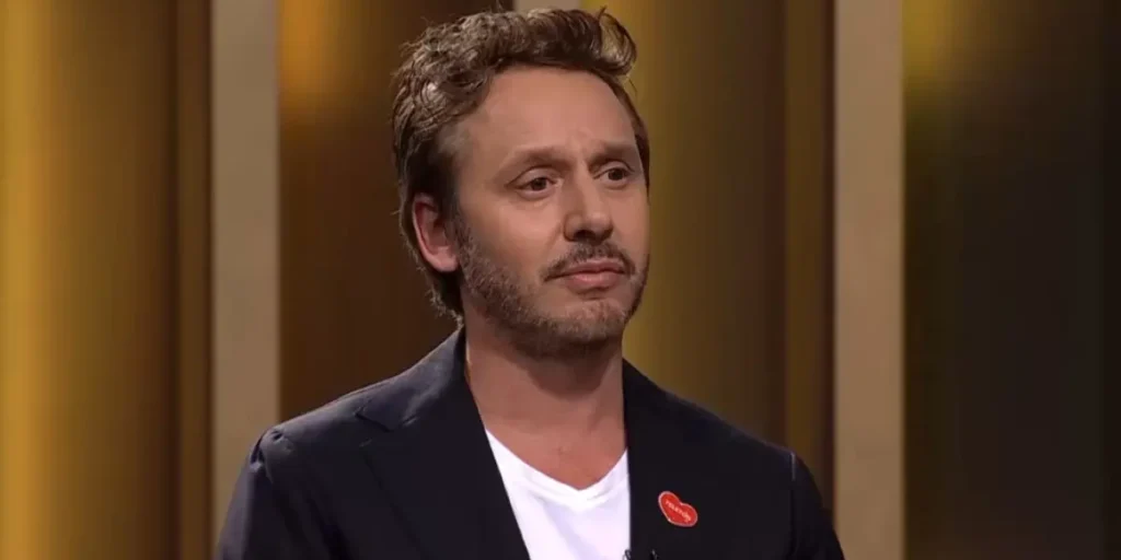 Benjamín Vicuña mirando al frente