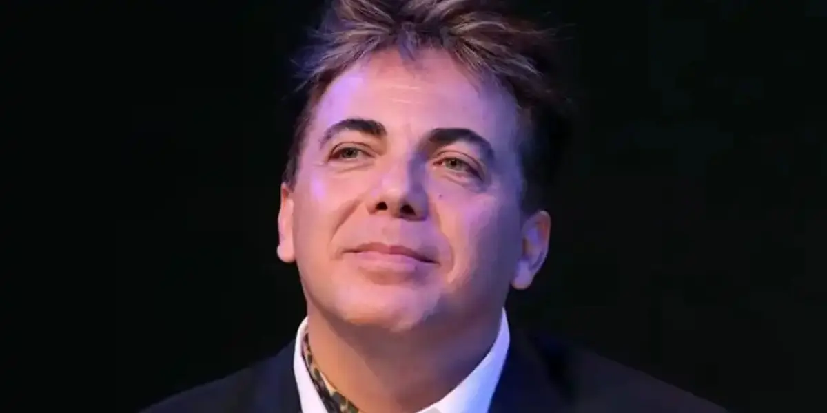 Cristian Castro en fondo negro