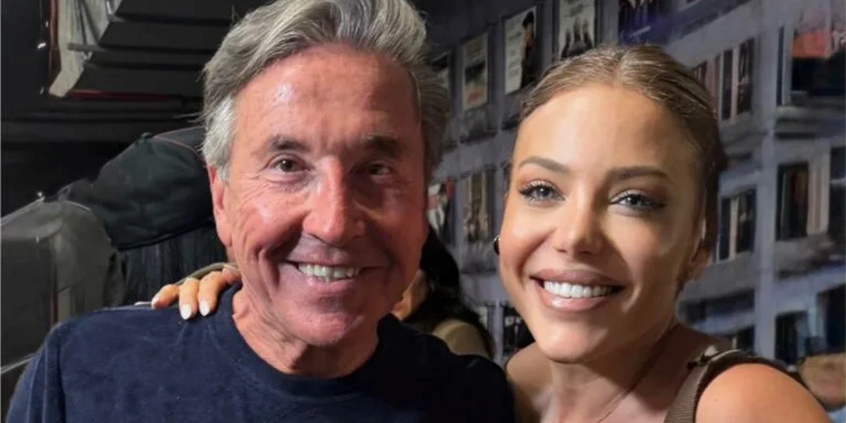 Ricardo Montaner le tiró una toalla a Evangelina Anderson en pleno show y su reacción se volvió viral