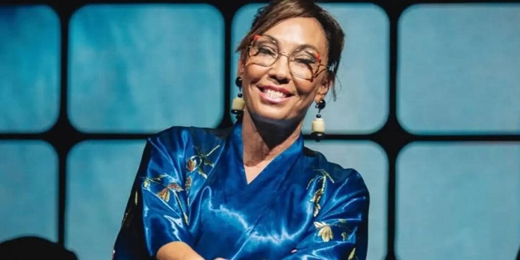 Ernestina Pais en fondo azul