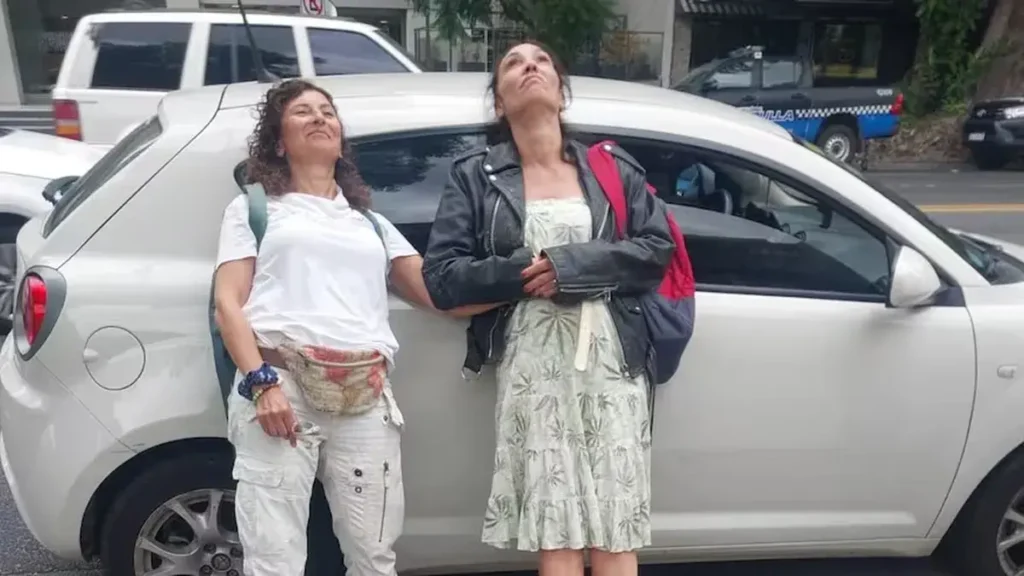 Ernestina Pais apoyada en un auto