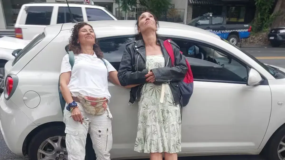 Ángel de Brito reveló el verdadero problema de salud que hizo chocar a Ernestina Pais Ernestina Pais apoyada en un auto