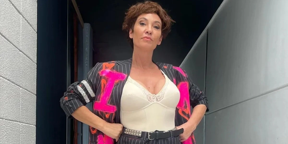 La historia tormentosa de Ernestina Pais Ernestina Pais en un pasillo