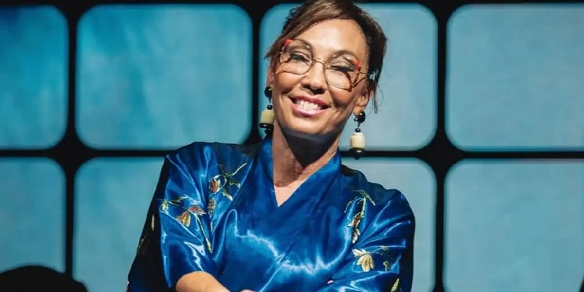 Ernestina Pais en fondo azul