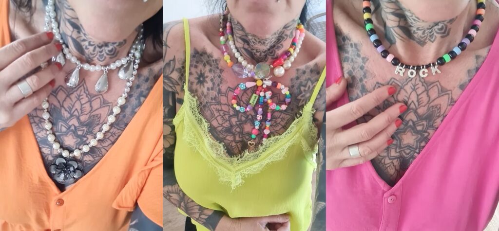 Carlota de Gran Hermano mostrando sus productos