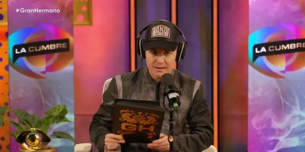 Santiago del Moro con un sobre negro en Gran Hermano