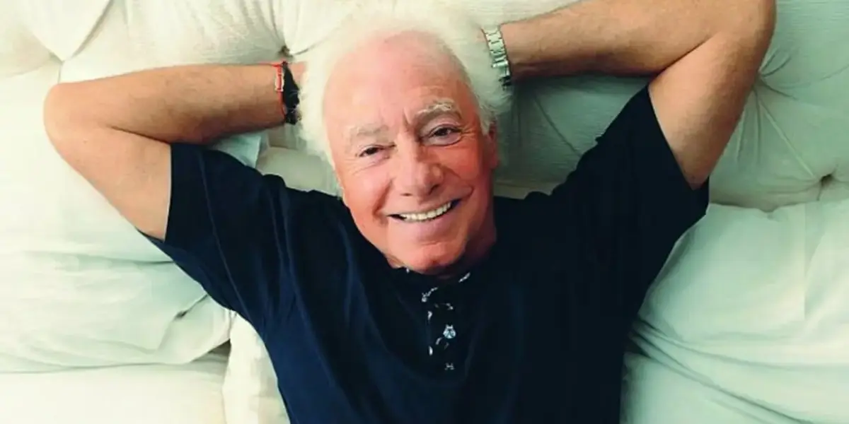 Guillermo Coppola acostado en la cama