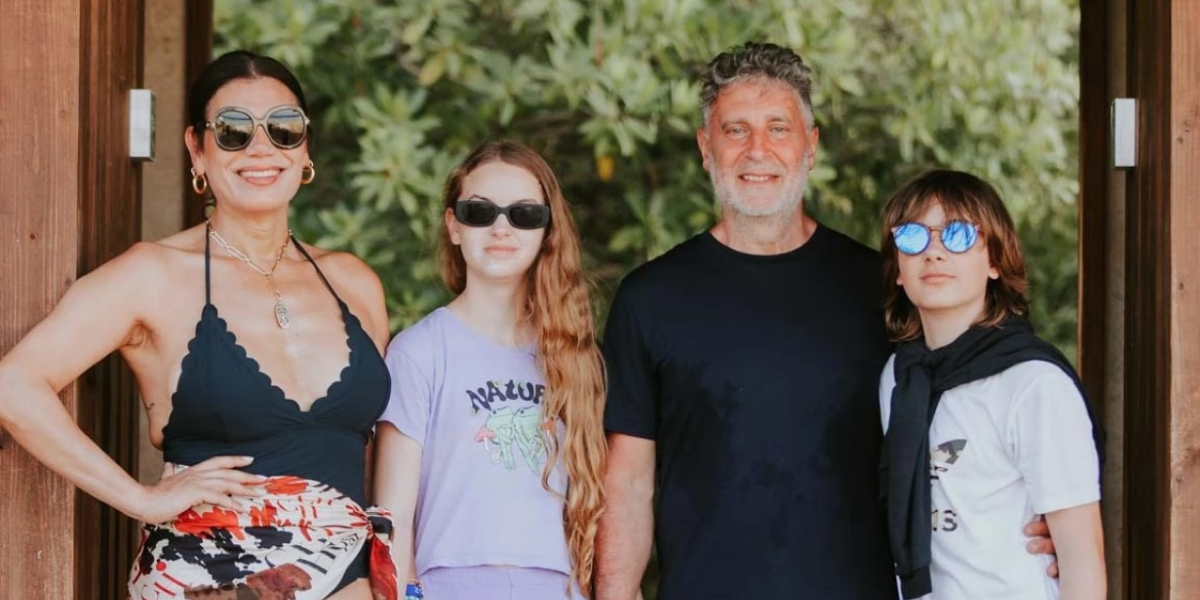 Flor de la V con sus hijos y marido