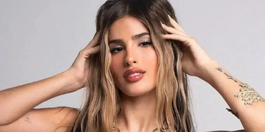 Julieta Poggio tocándose el pelo