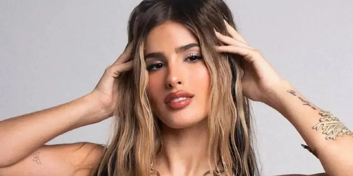 Julieta Poggio tocándose el pelo