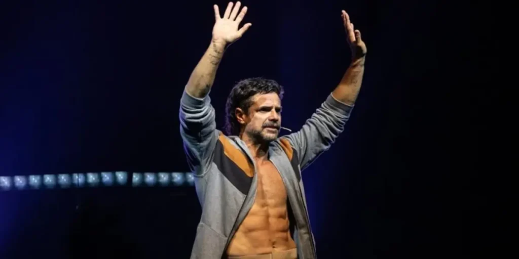 Luciano Castro saludando