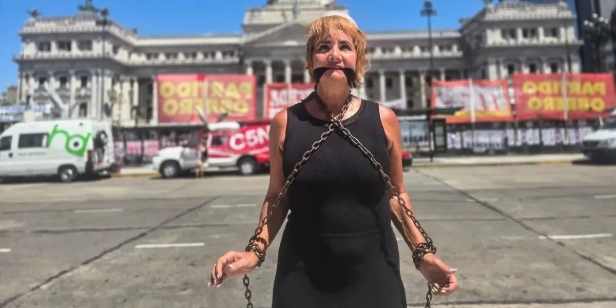 Nancy Pazos encadenada