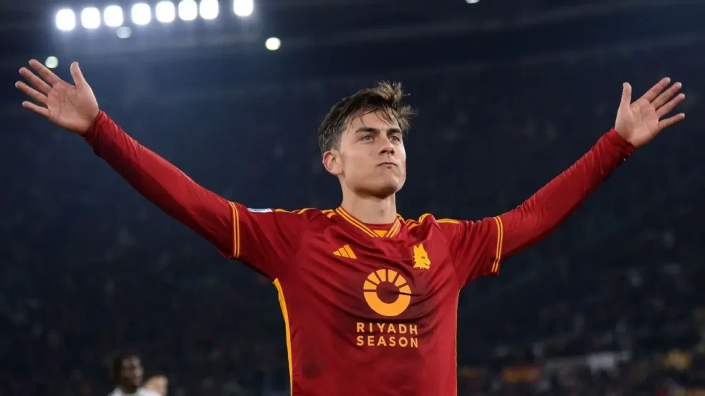 Paulo Dybala jugando en Roma