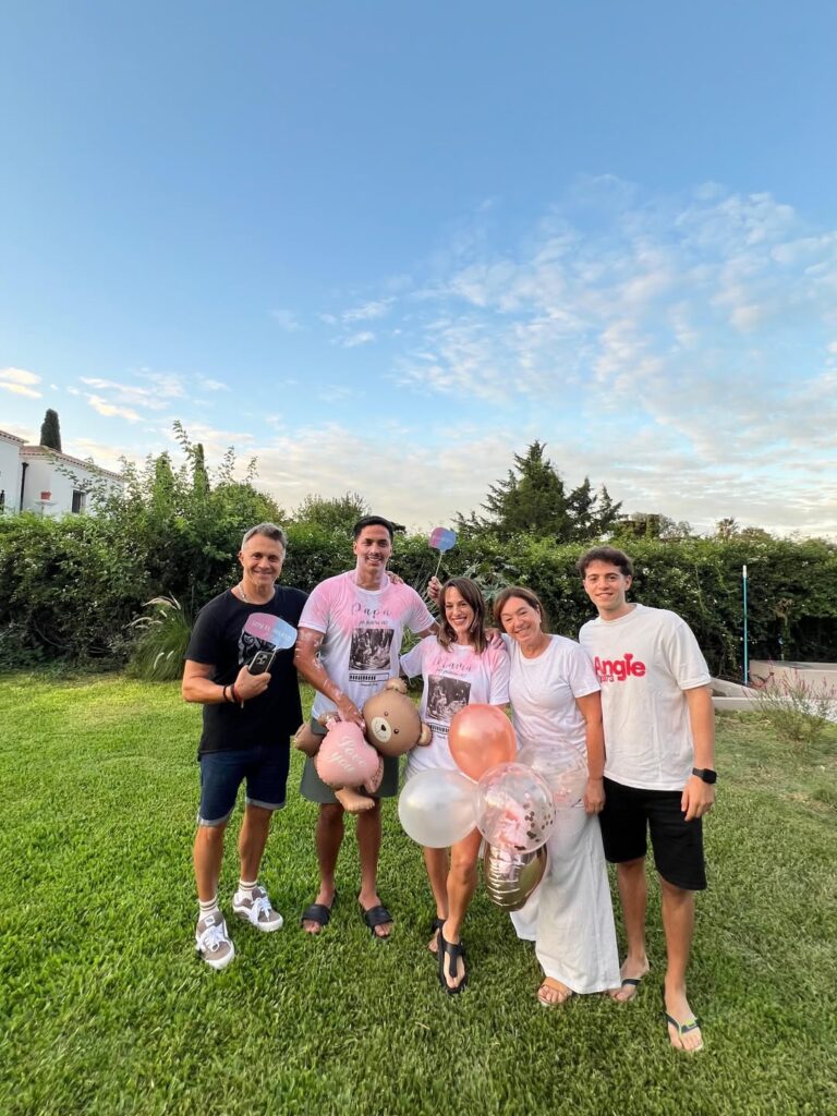 Sergio Lapegüe en la revelación de género de su nieta