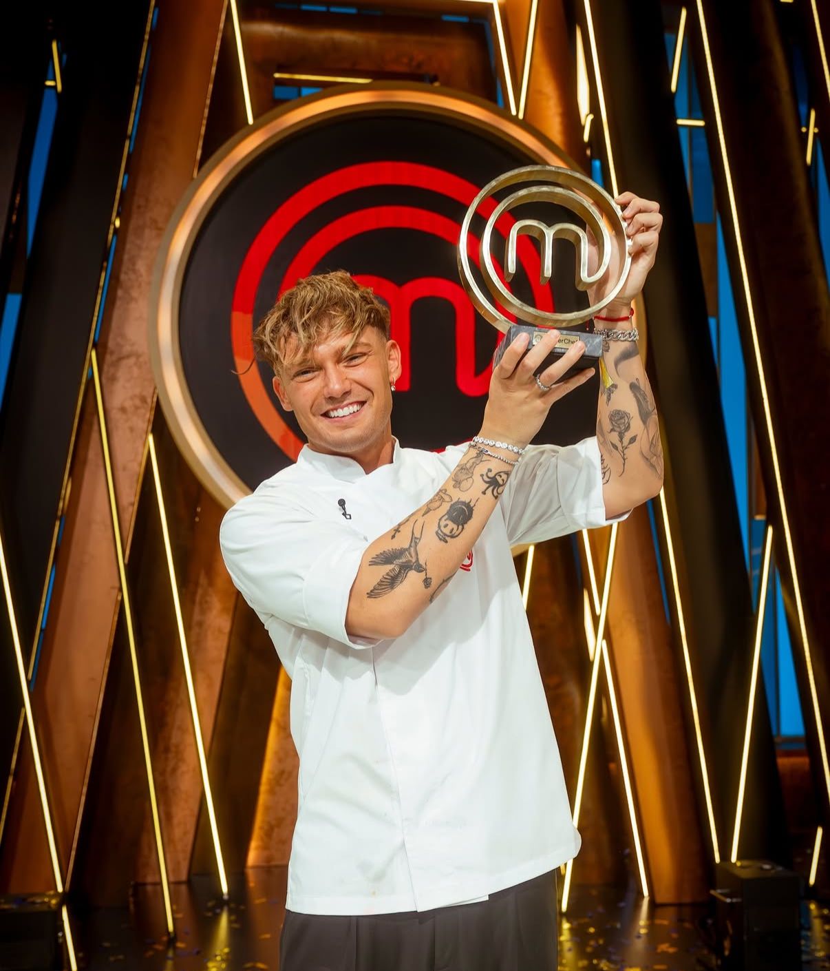 Ian Lucas con el trofeo de Masterchef