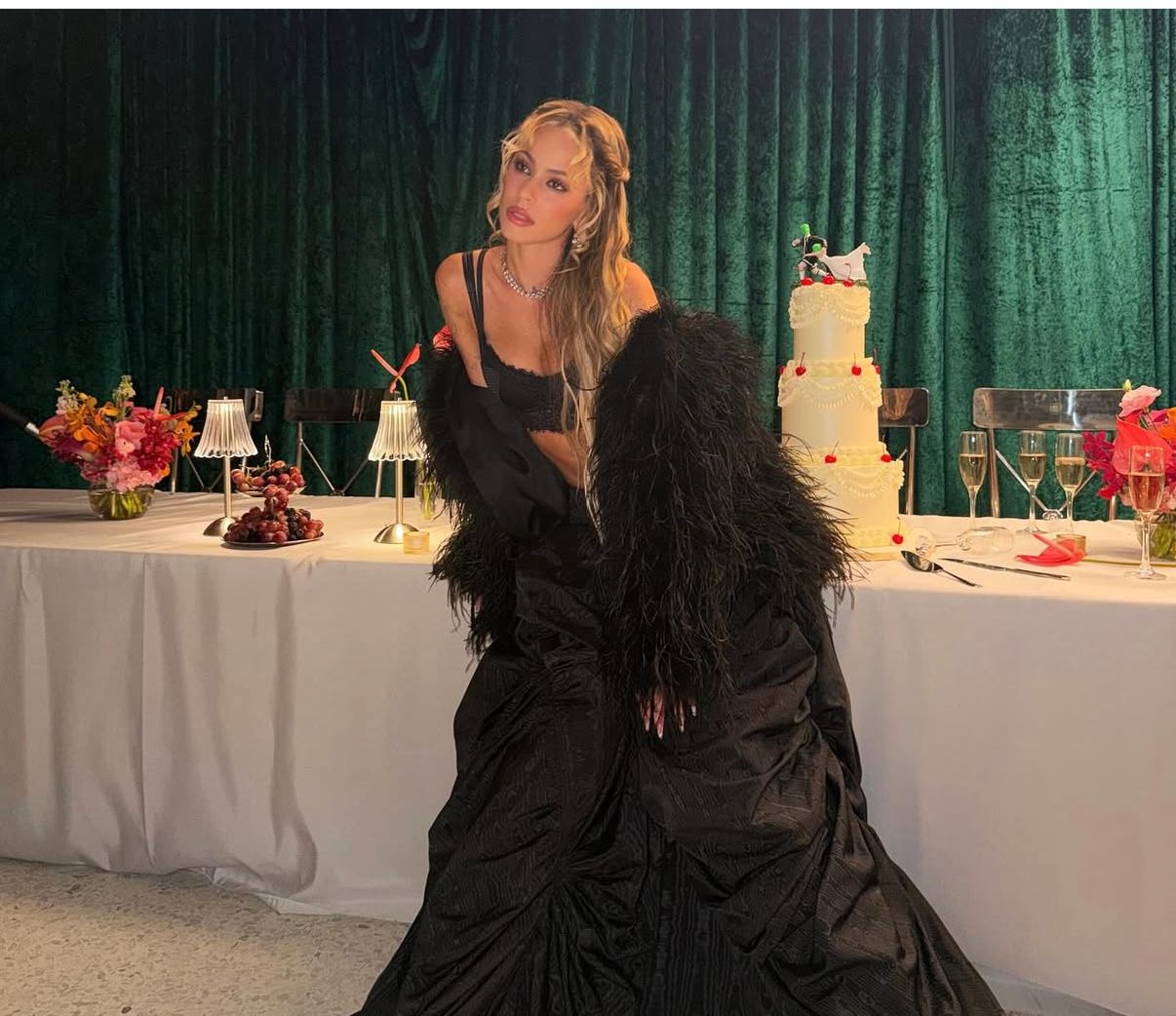 Tini Stoessel con la escenografía de "Dos Amantes"