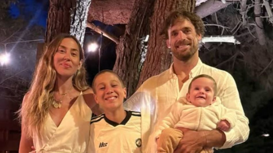 Jimena Barón junto a Matías Palleiro y sus hijos