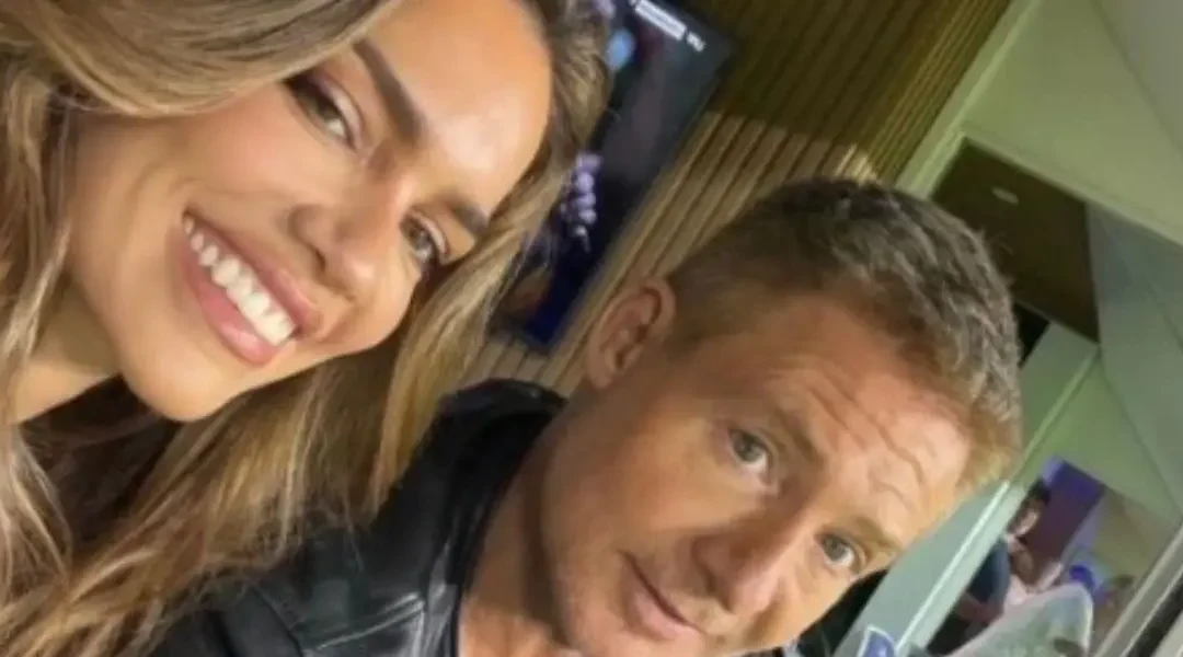 Adrián Suar y Rocío Robles fueron juntos a la cancha de Boca y se mostraron muy enamorados