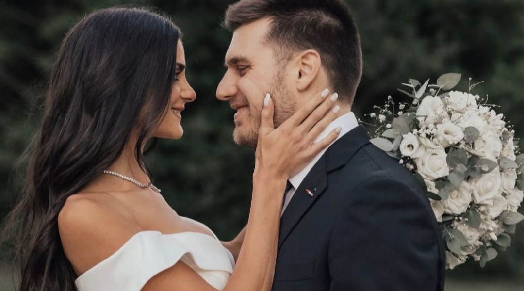 Lo dio todo en la pista: el pogo viral de Mauricio Macri en el casamiento de su sobrino y Emily Lucius.