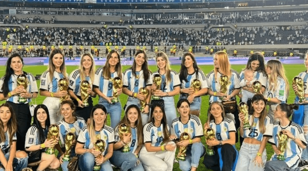 Escándalo en la Scaloneta: cómo la Selección Argentina se metió en la interna entre Tini Stoessel y Emilia Mernes