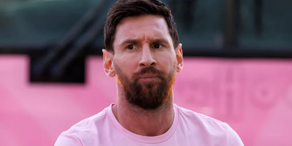 ¿Antonela le agarró el celular a Messi? Una modelo aseguró que el 10 la tiene bloqueada