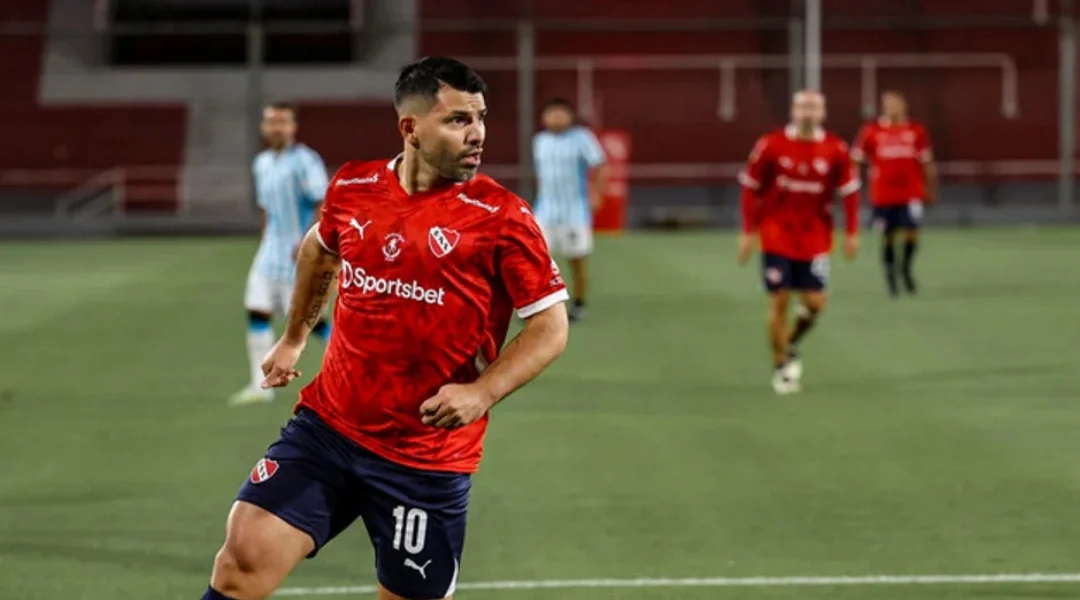 Preocupación total: Sergio Agüero se lesionó jugando para el Senior de Independiente