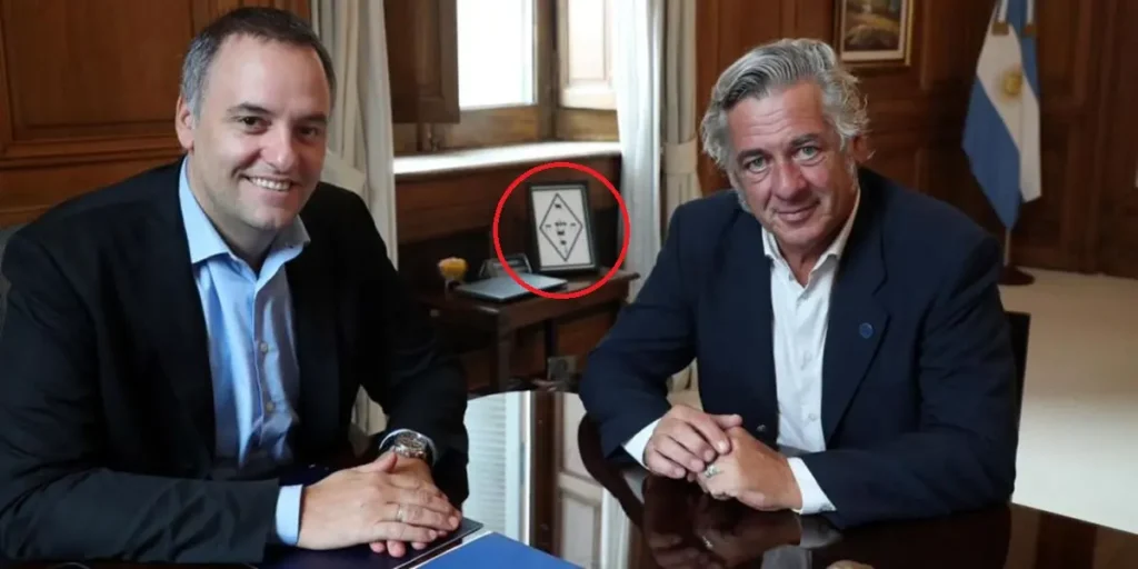 Manuel Adorni reunido