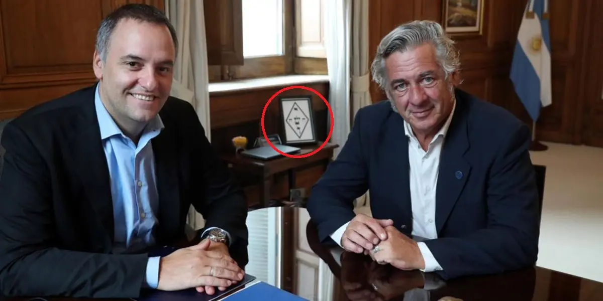 Manuel Adorni reunido