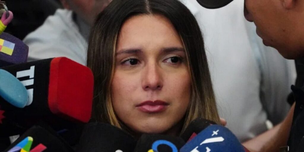 Agostina Páez frente a los medios