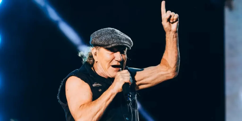 Brian Johson en el escenario