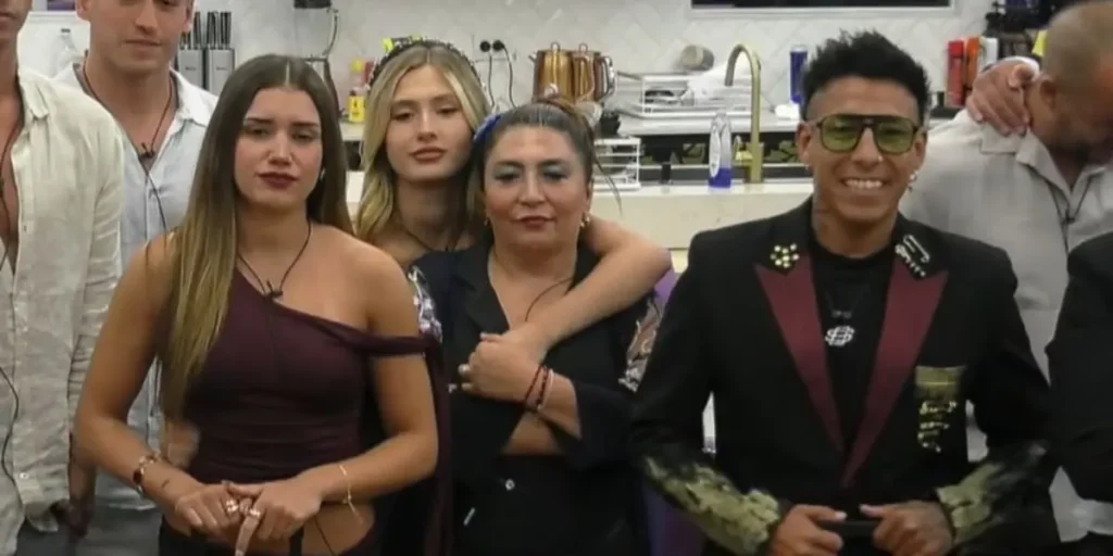 La placa final entre Lola y Brian Sarmiento