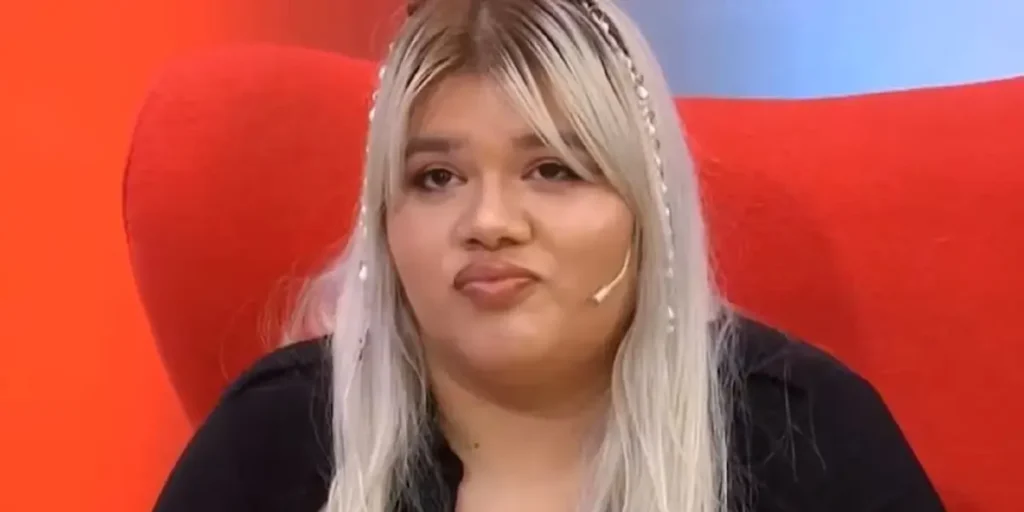 Morena Rial en un sillón