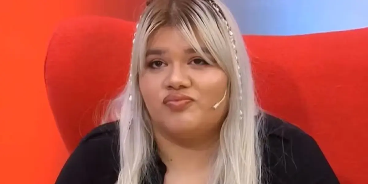 Morena Rial en un sillón