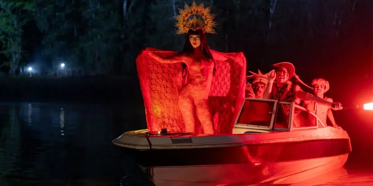 Netflix estrenó el primer avance de la brutal serie biográfica de Moria Casán Moria Casán en una lancha vestida de diva