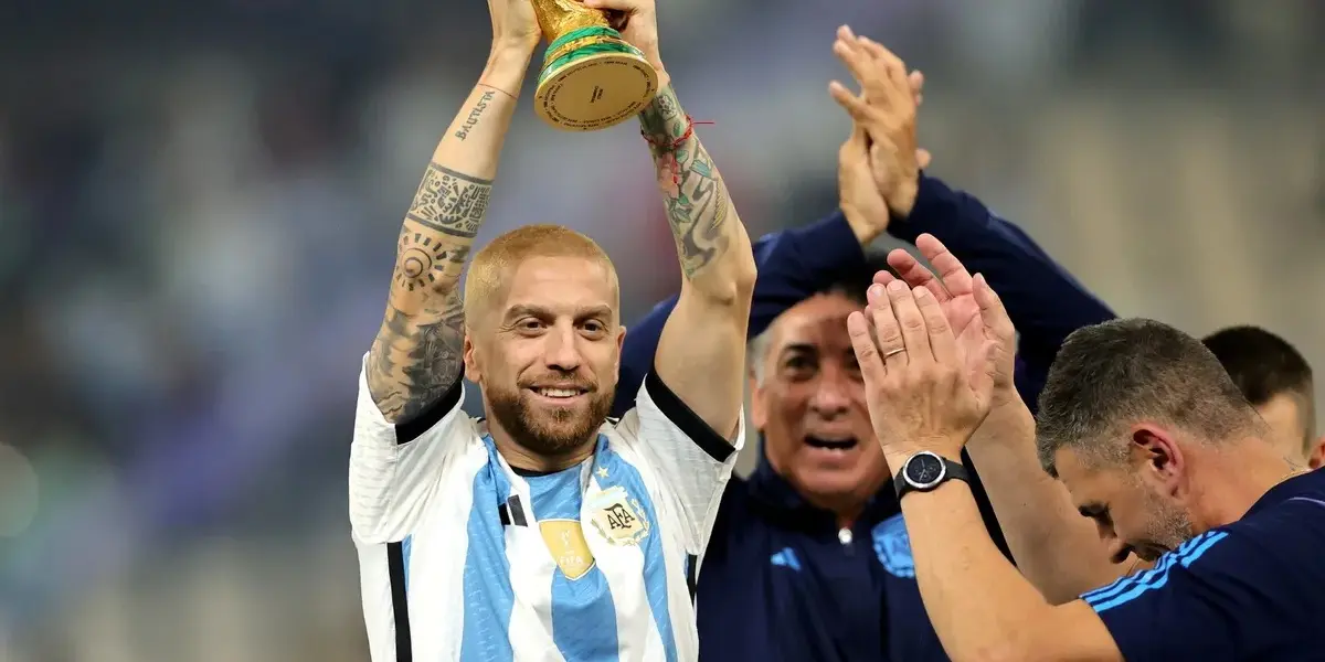 Papu Gómez levantando la Copa del Mundo