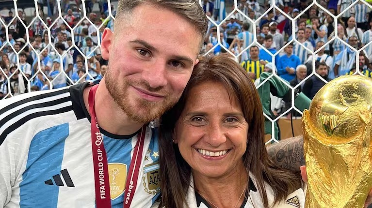 Mac Allister y su mamá