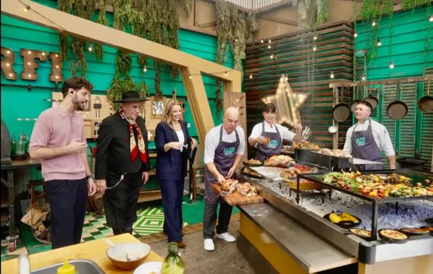 Carina Zampini y Diego Leuco con los chef de La Peña de Mordi