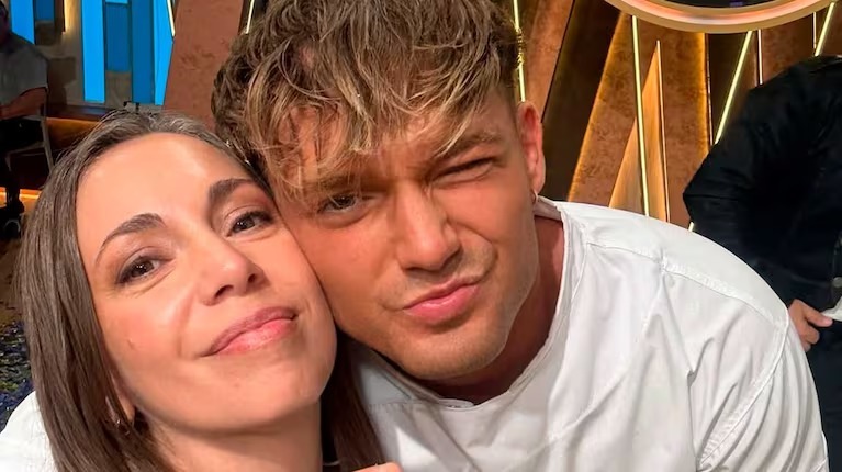 Ian Lucas junto a su mamá