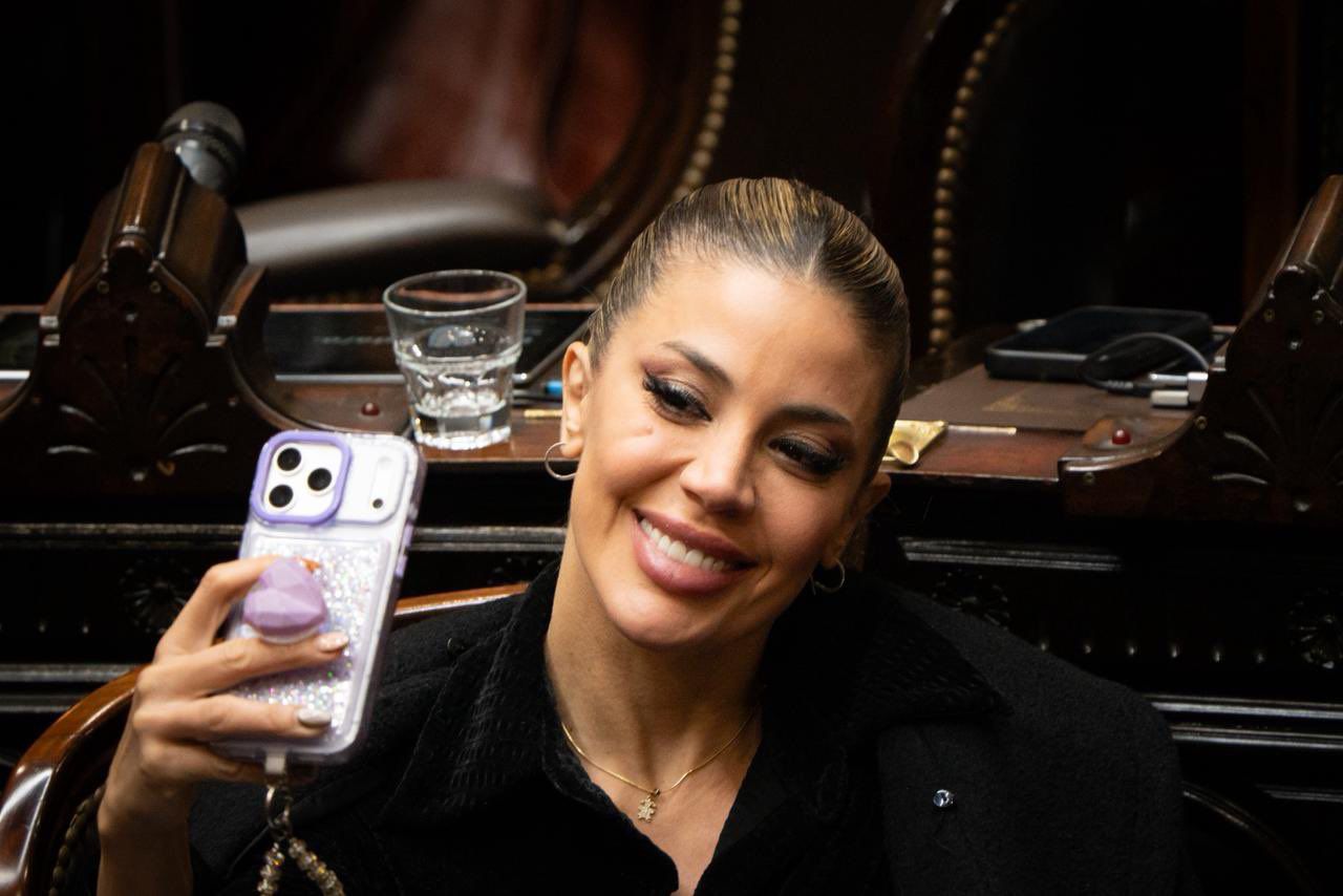Escracharon a Virginia Gallardo por sacarse selfie en plena sesión en el Congreso