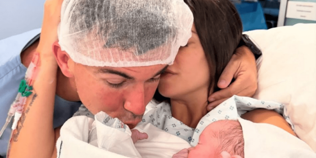 Sol Pérez t su pareja junto a su hijo