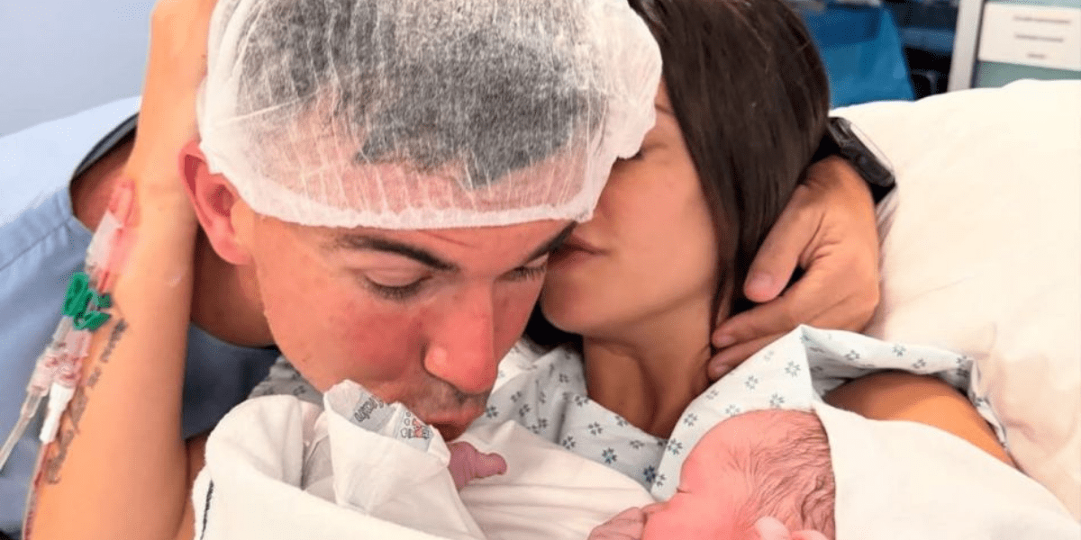 Sol Pérez t su pareja junto a su hijo