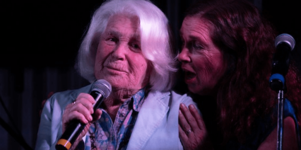 Mónica Cahen D’Anvers sorprendió al cantar junto a su hija